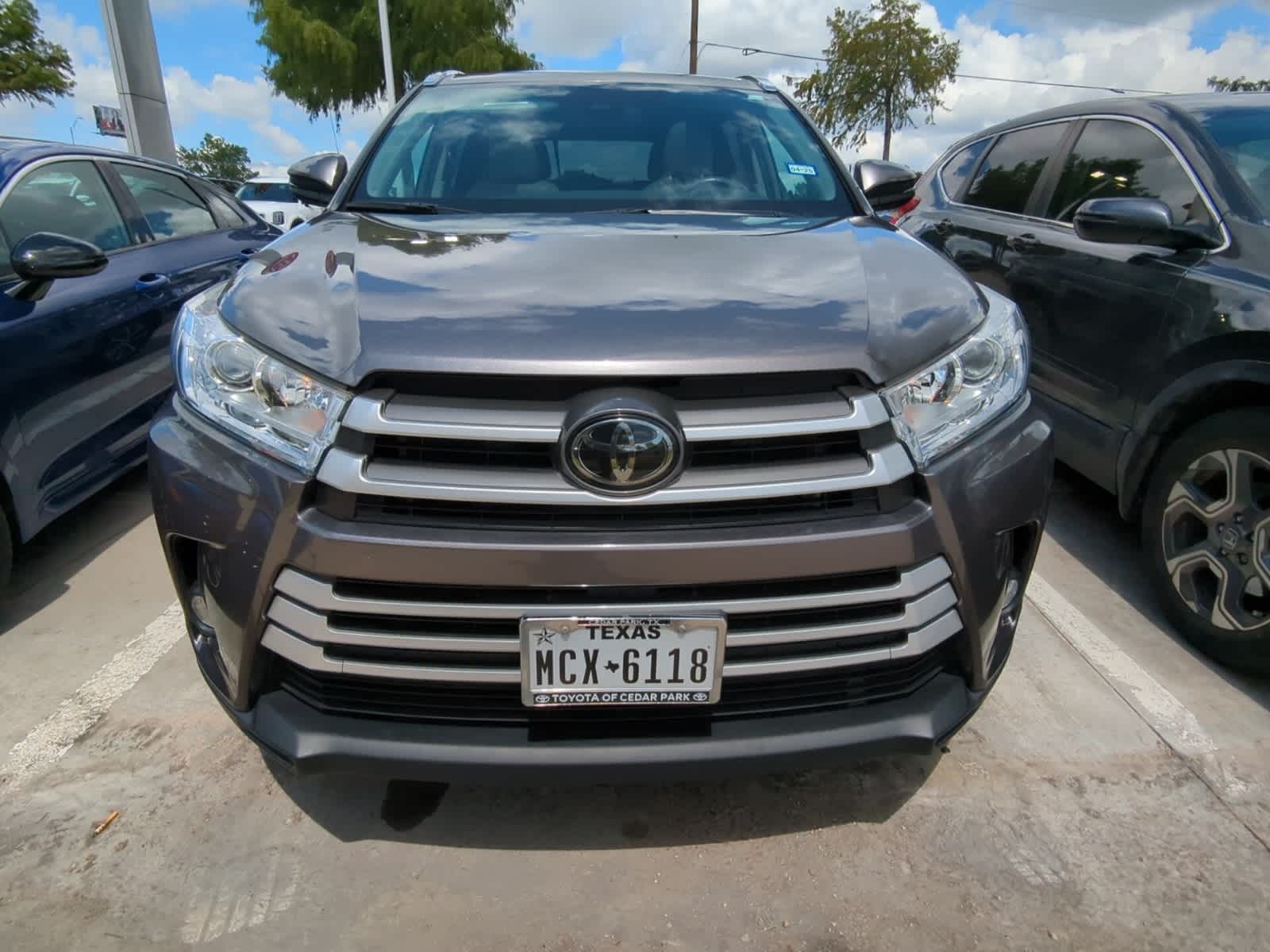 Used 2019 Toyota Highlander XLE with VIN 5TDKZRFH8KS561546 for sale in Medford, OR