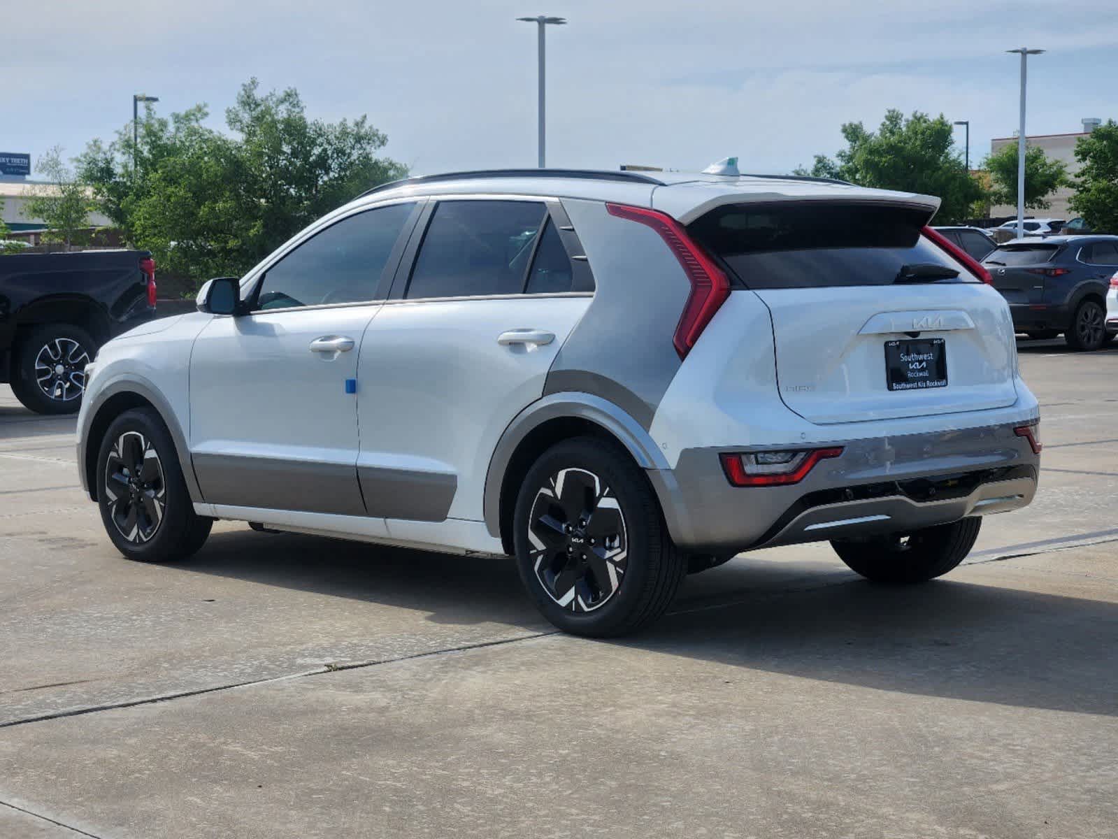 Thumbnail: 2023 Kia Niro - 4