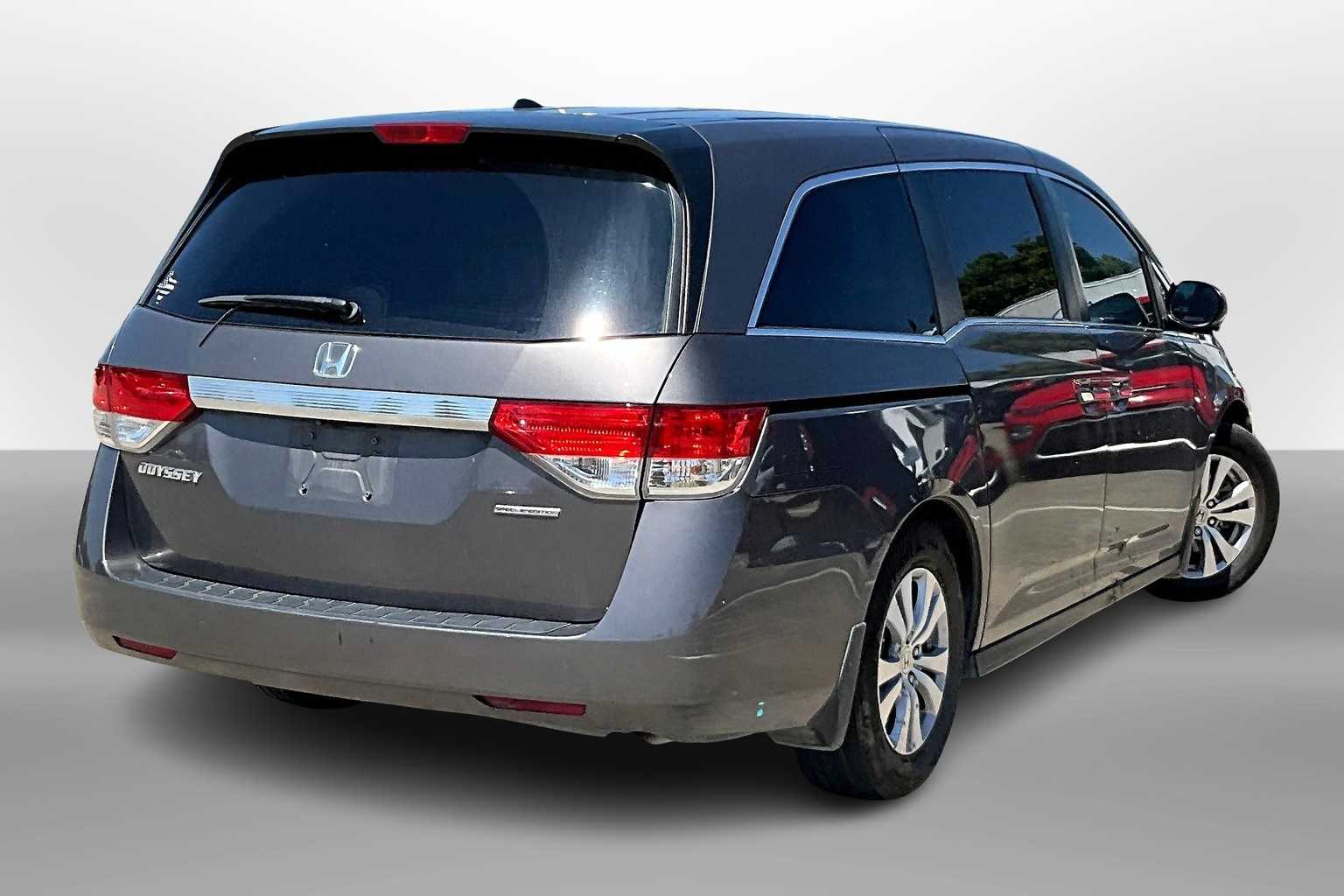 2016 Honda Odyssey SE photo 2
