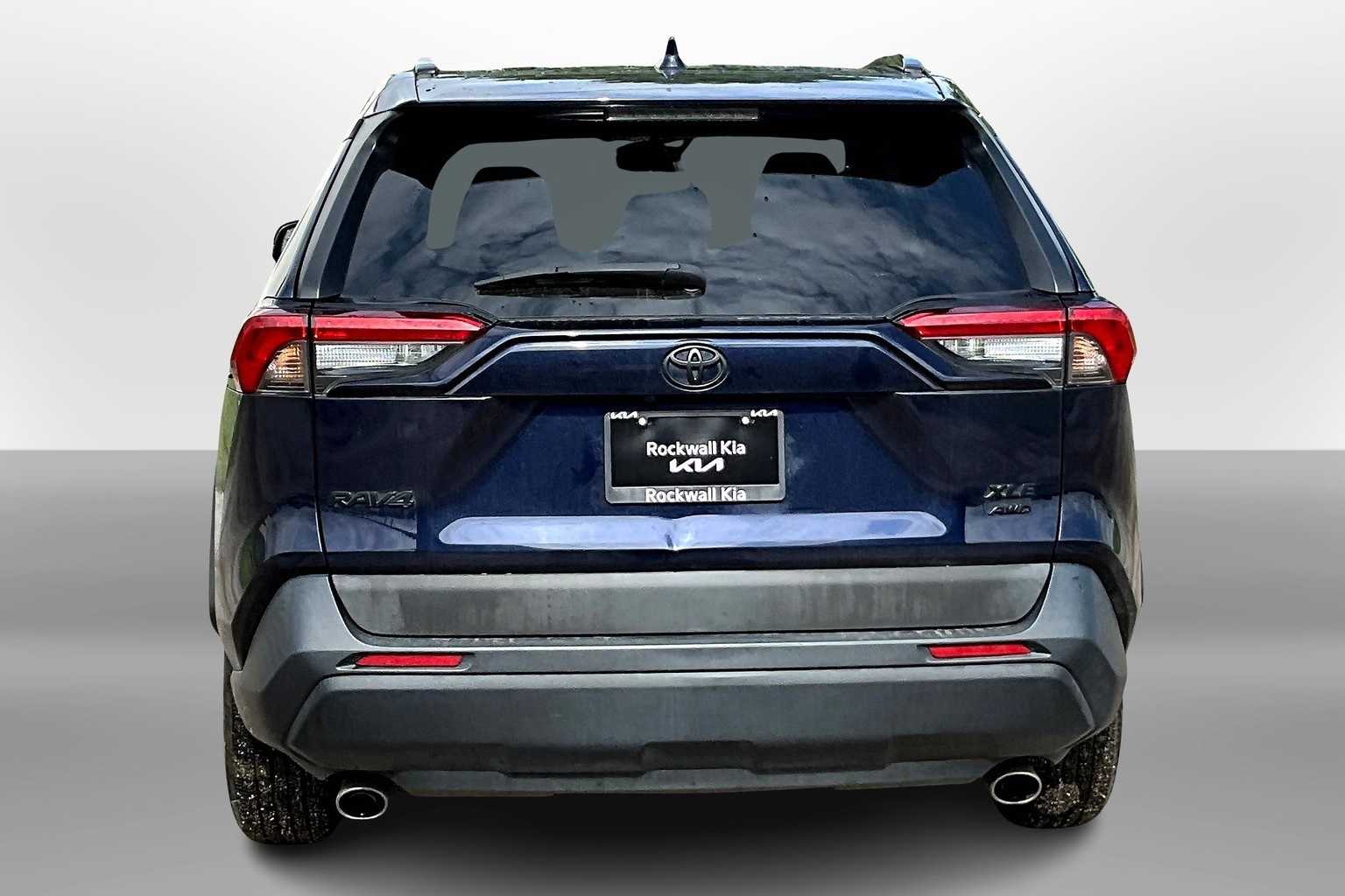 2020 Toyota RAV4 XLE photo 3