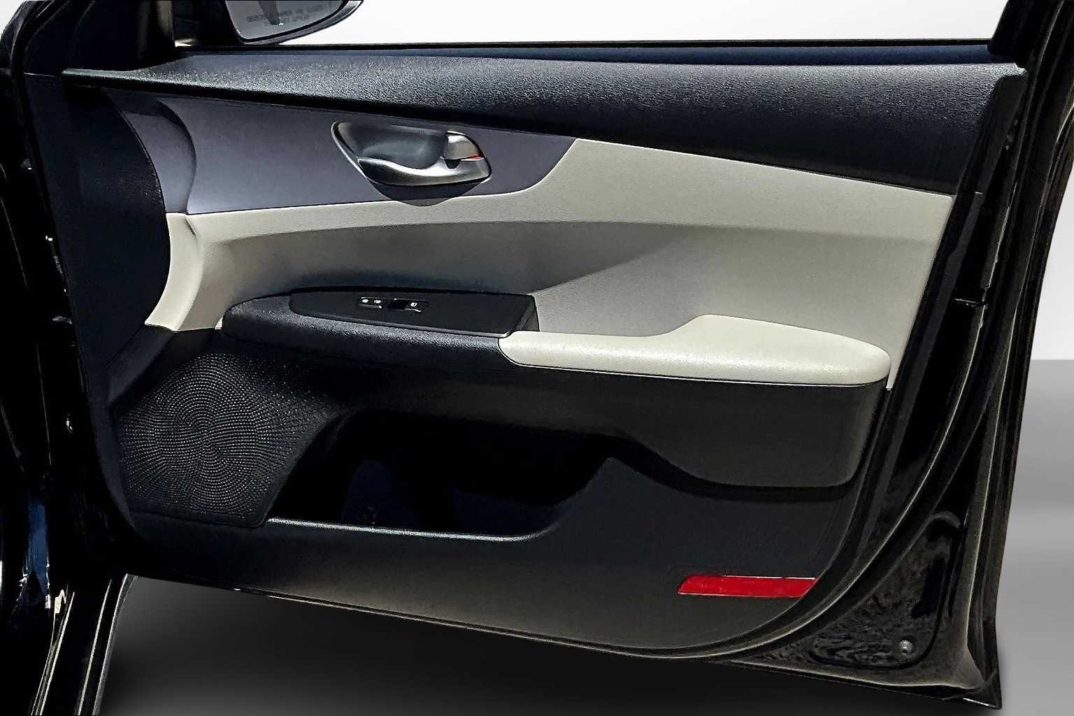 Thumbnail: 2022 Kia Forte - 18