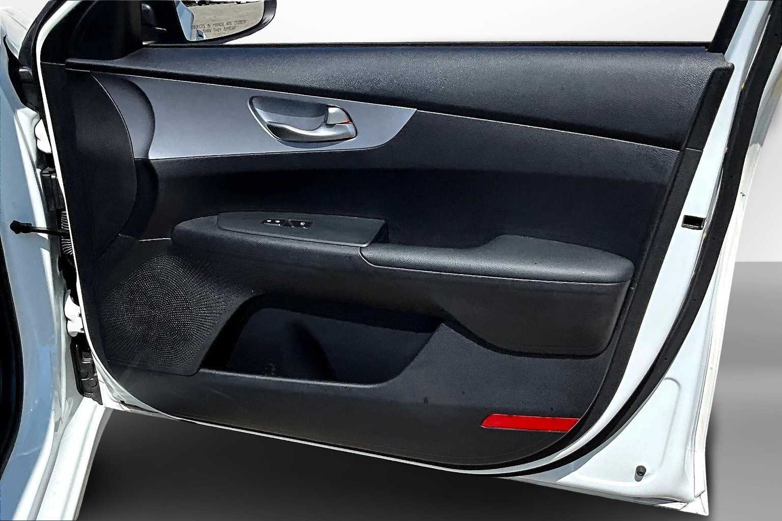 Thumbnail: 2022 Kia Forte - 18