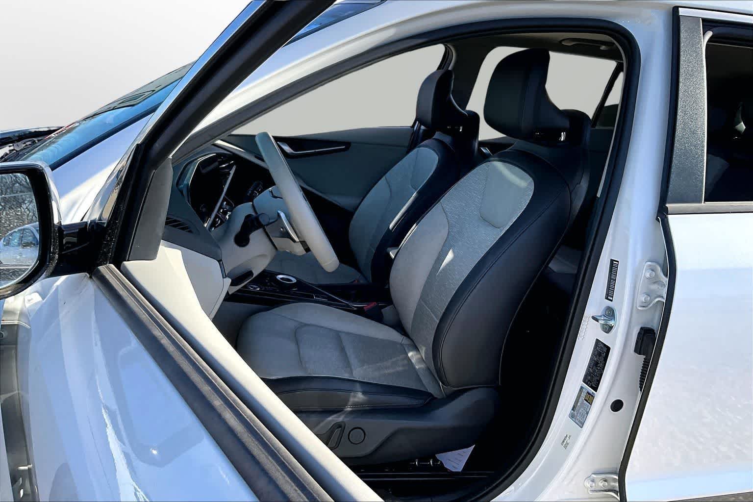 Thumbnail: 2023 Kia Niro - 23