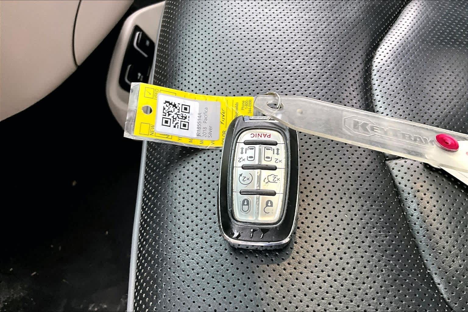 Thumbnail: 2018 Chrysler Pacifica - 9