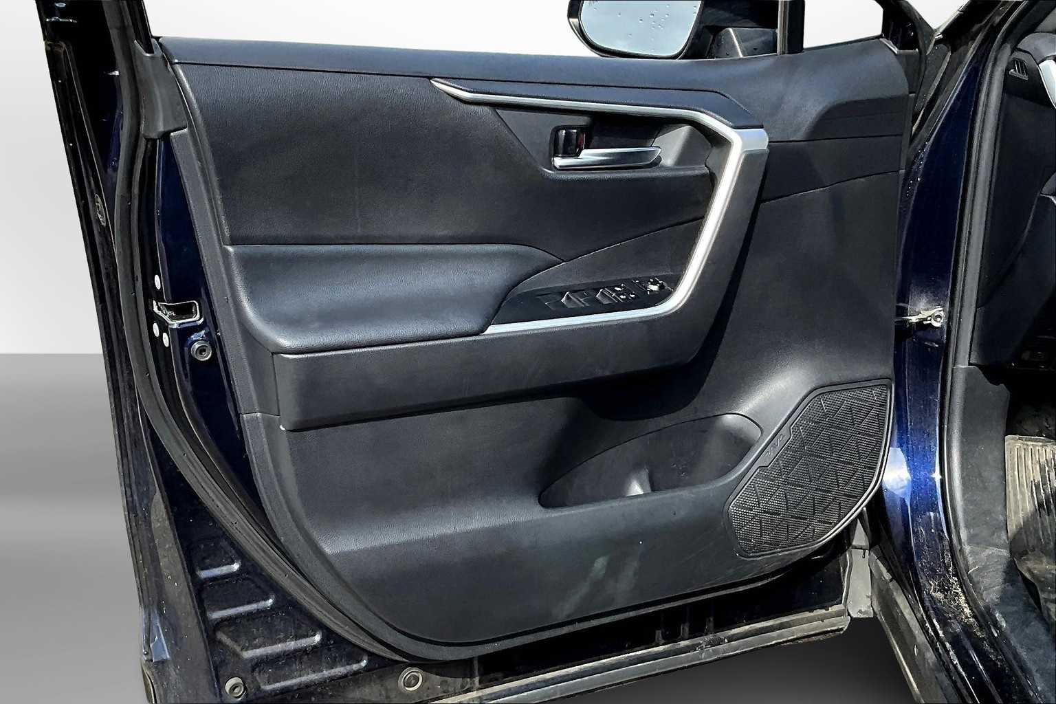 Thumbnail: 2020 Toyota RAV4 - 17