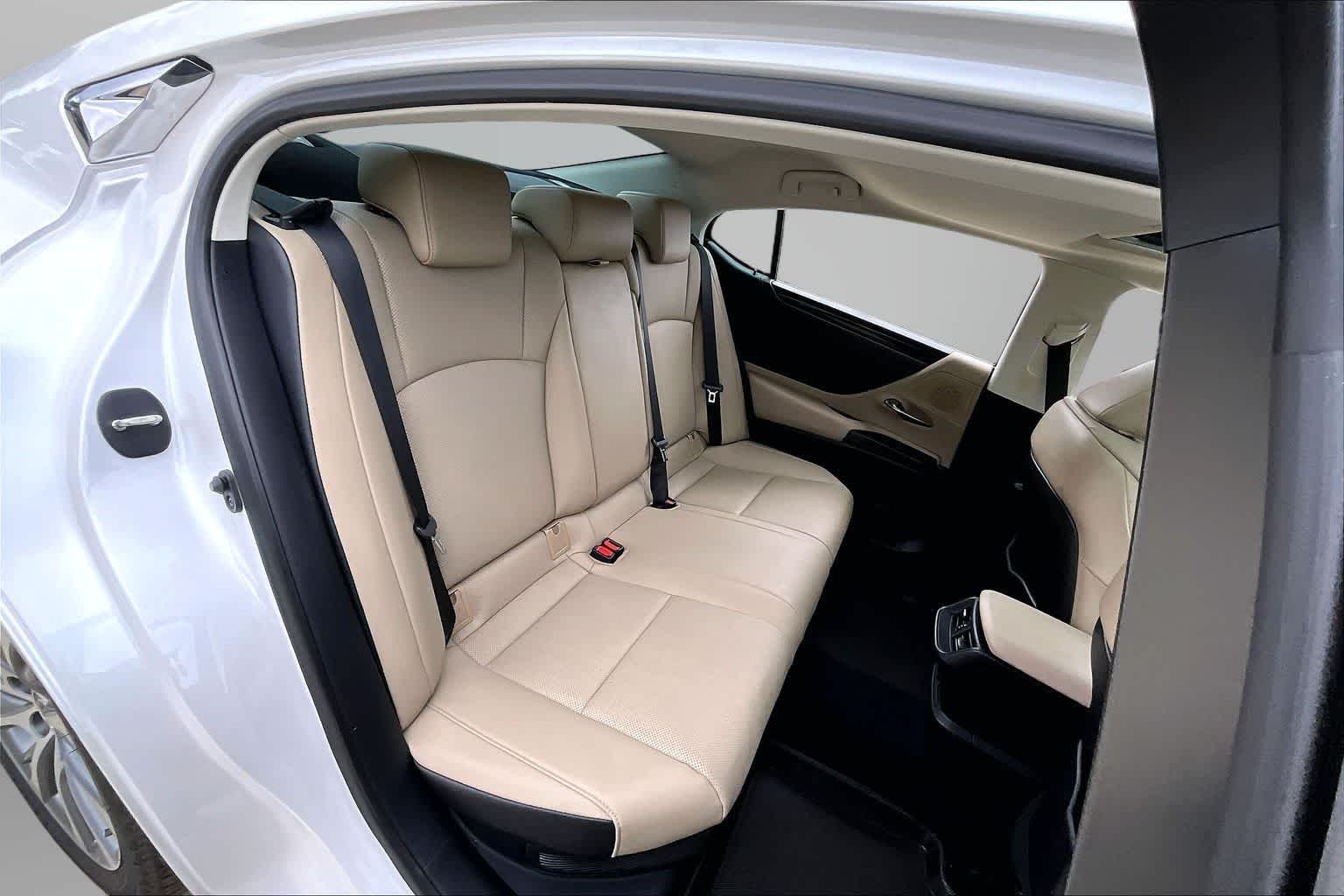 Thumbnail: 2021 Lexus ES - 26