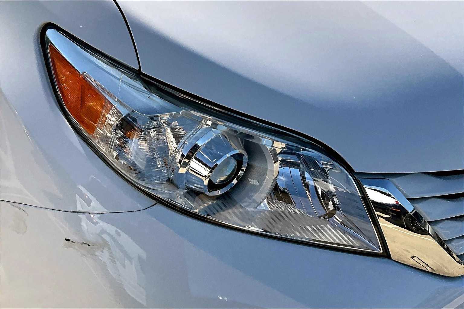 Thumbnail: 2017 Toyota Sienna - 29