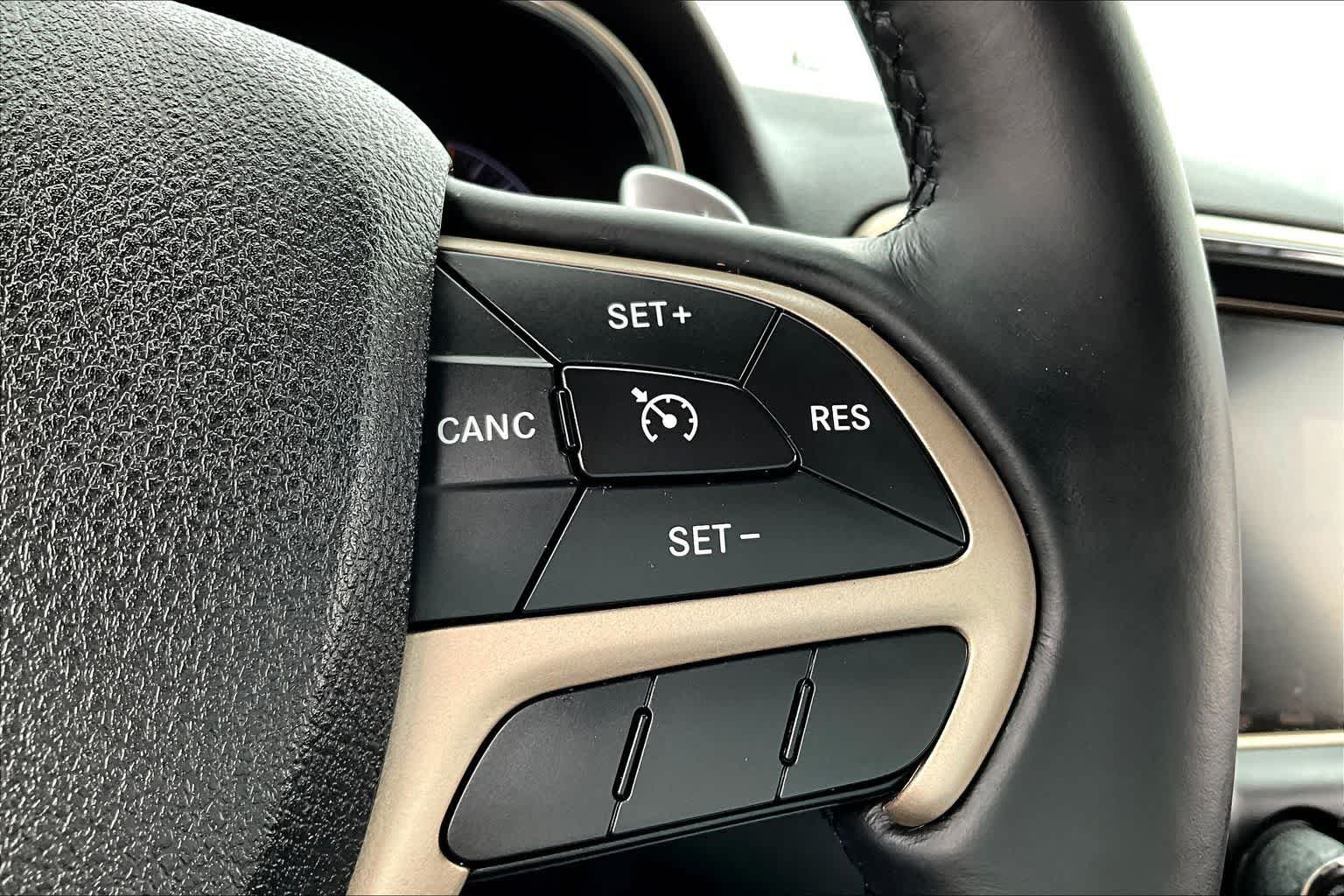 Thumbnail: 2015 Jeep Grand Cherokee - 18