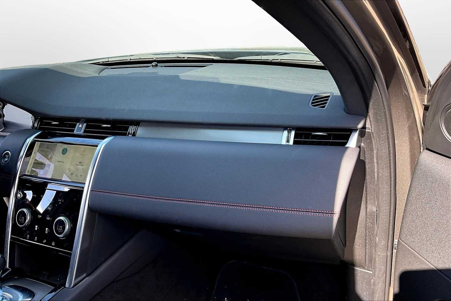 Thumbnail: 2023 Land Rover Discovery Sport - 15