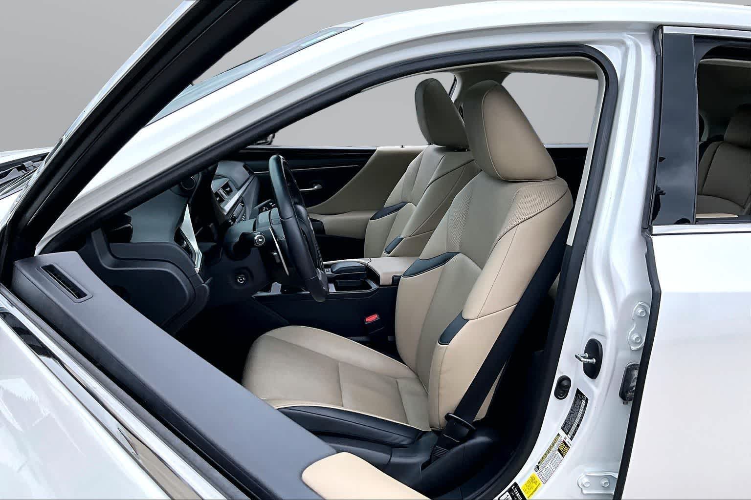 Thumbnail: 2021 Lexus ES - 24