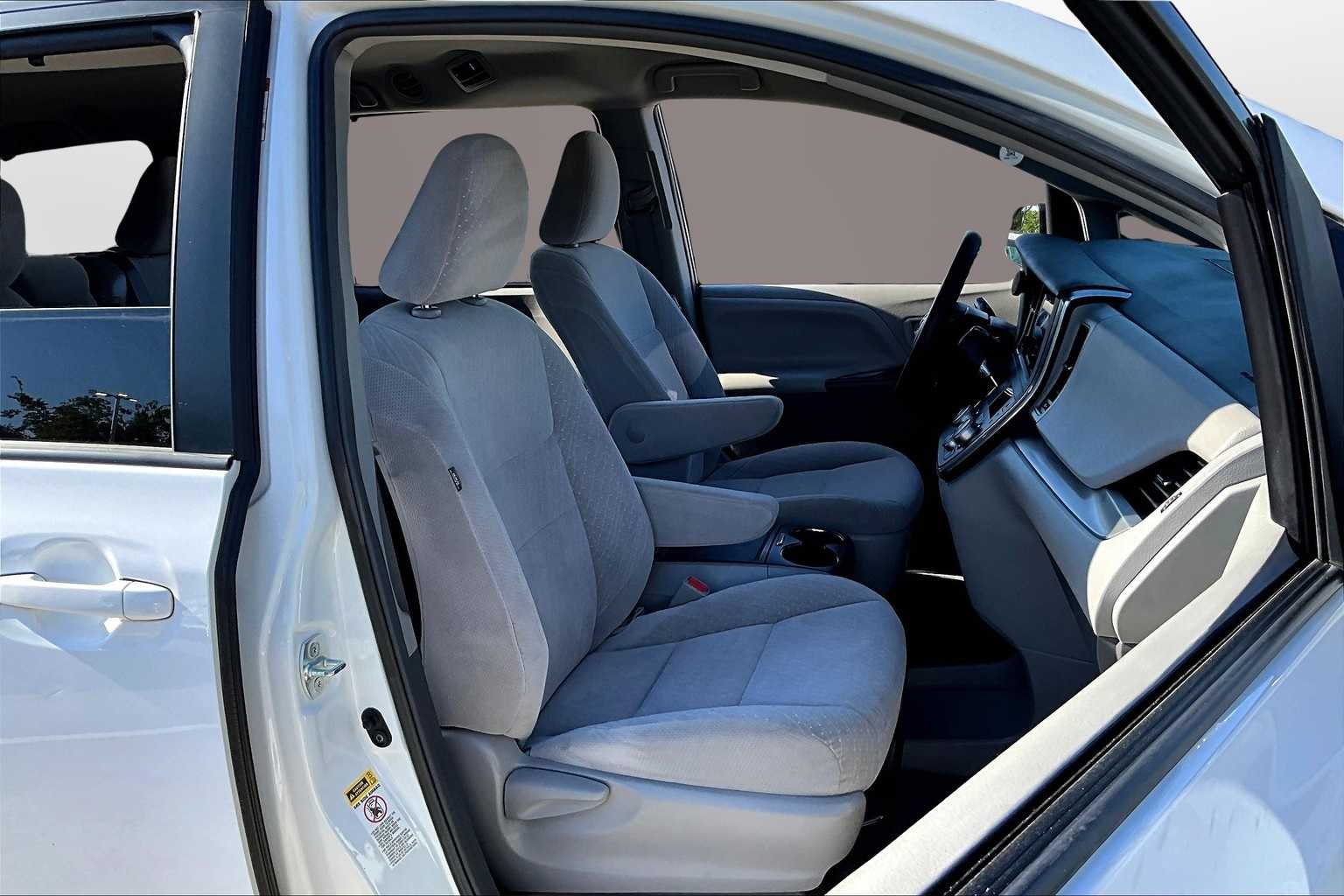 Thumbnail: 2017 Toyota Sienna - 7