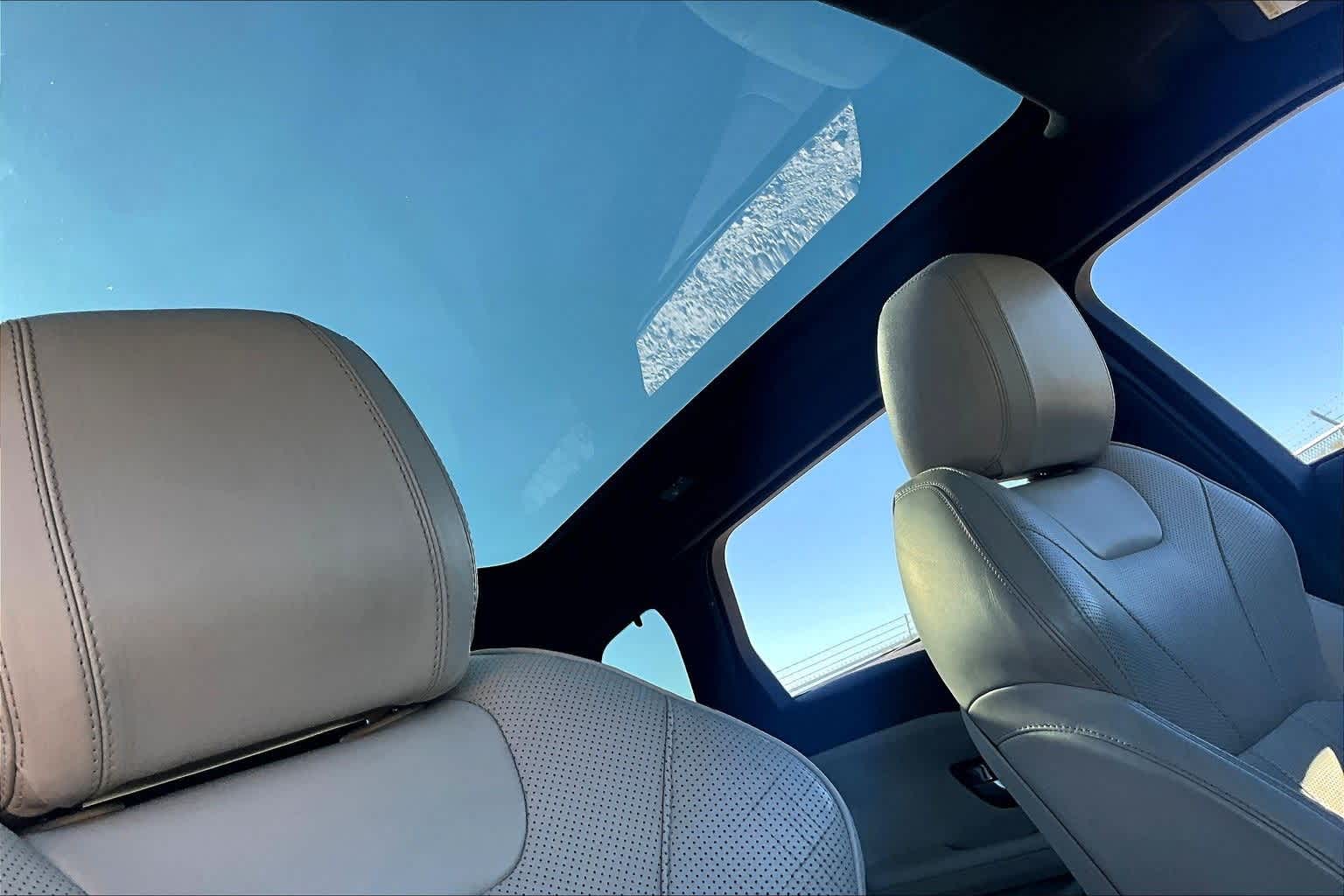 Thumbnail: 2019 Land Rover Range Rover Evoque - 16