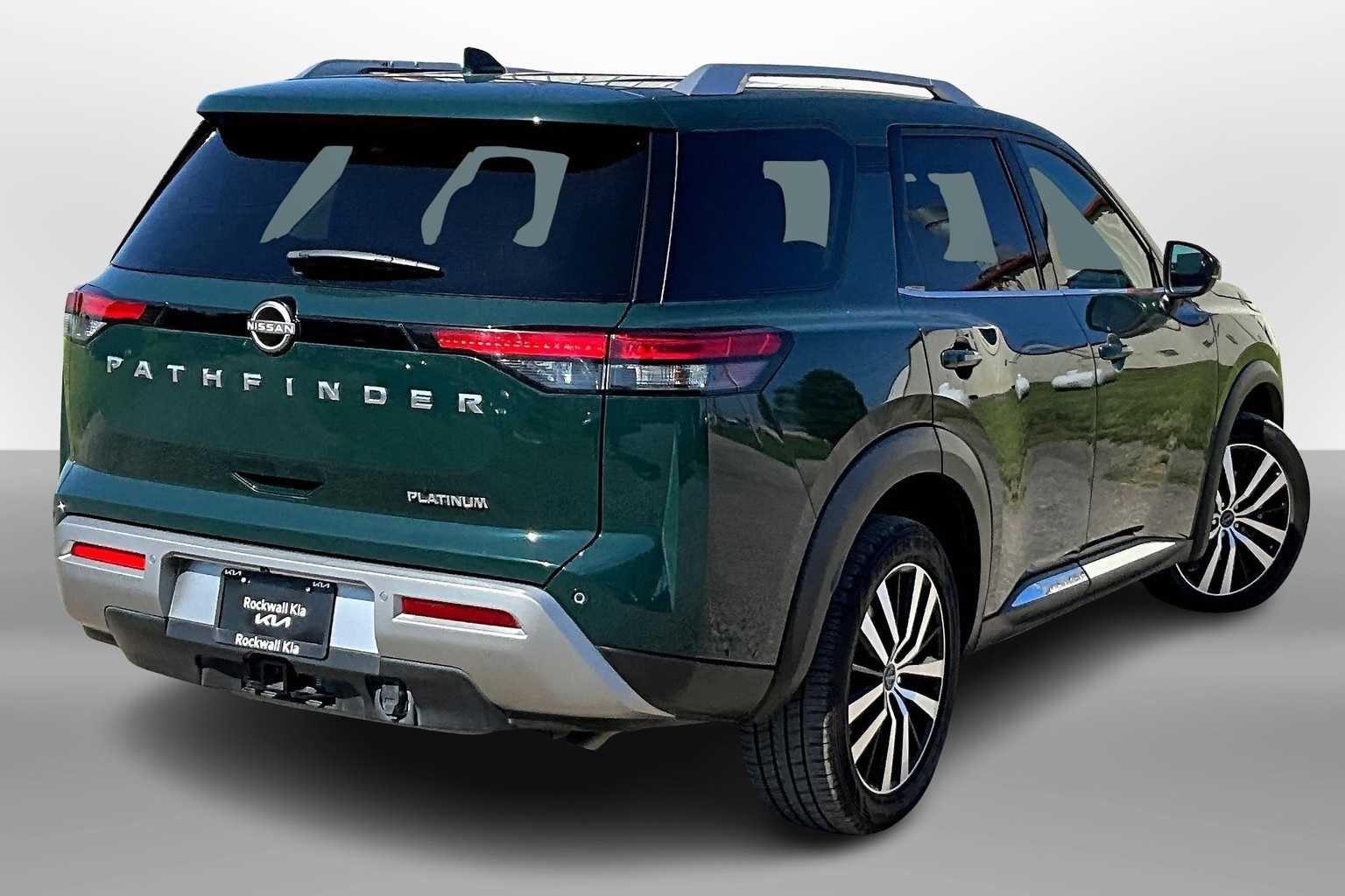 2023 Nissan Pathfinder Platinum photo 2