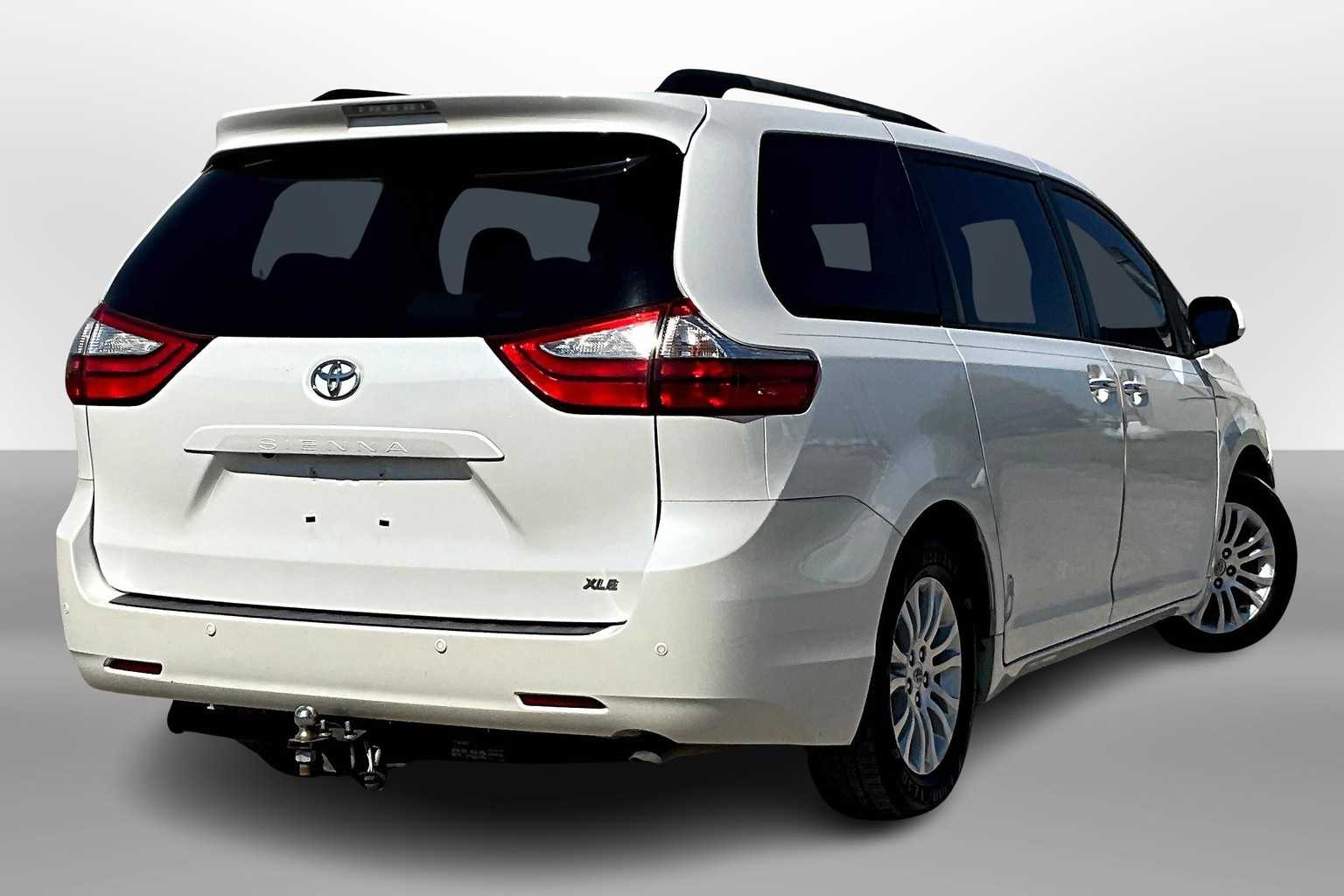2015 Toyota Sienna XLE photo 2