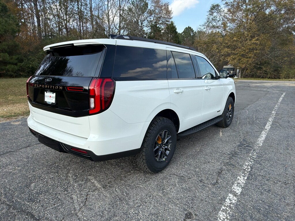2025 Ford Expedition photo 2