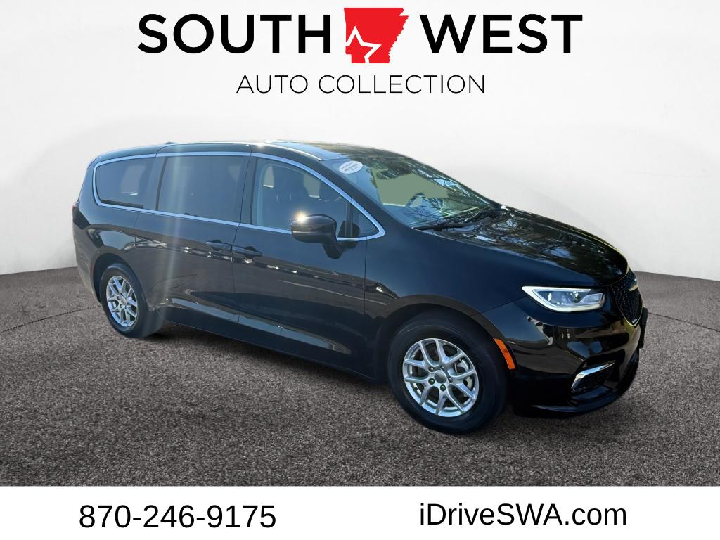 2024 Chrysler Pacifica Touring L's photo