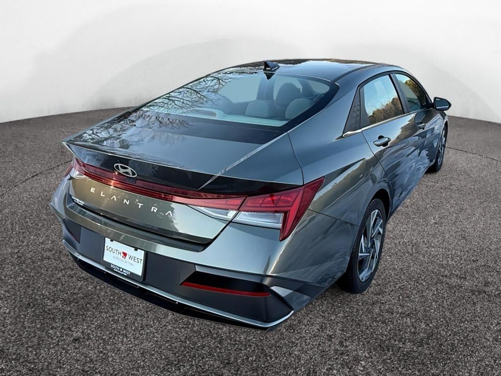 Used 2025 Hyundai Elantra SEL Convenience Sedan
