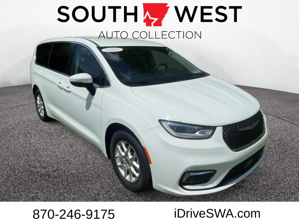 2023 Chrysler Pacifica Touring L's photo