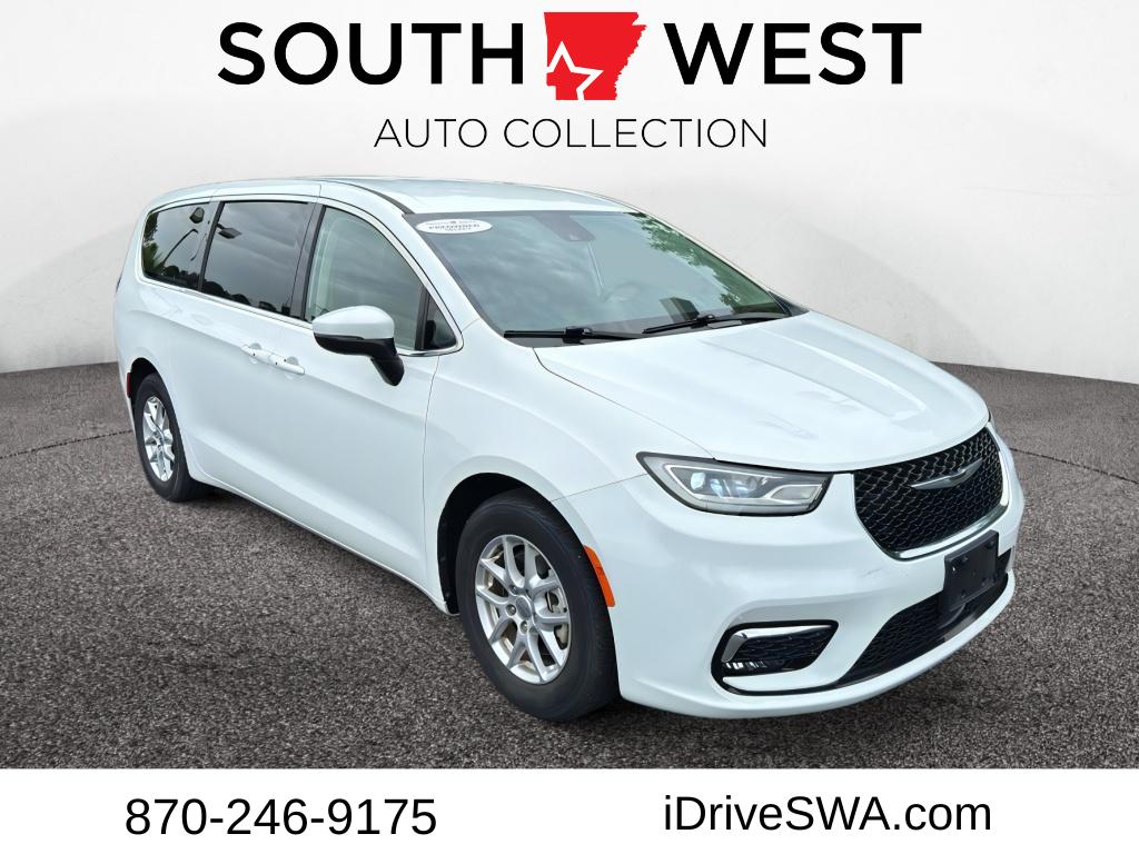 2023 Chrysler Pacifica Touring L's photo