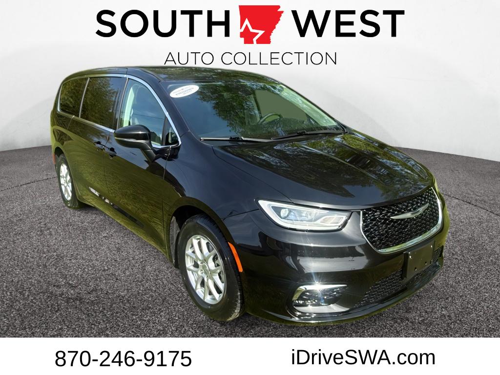 2023 Chrysler Pacifica Touring L's photo