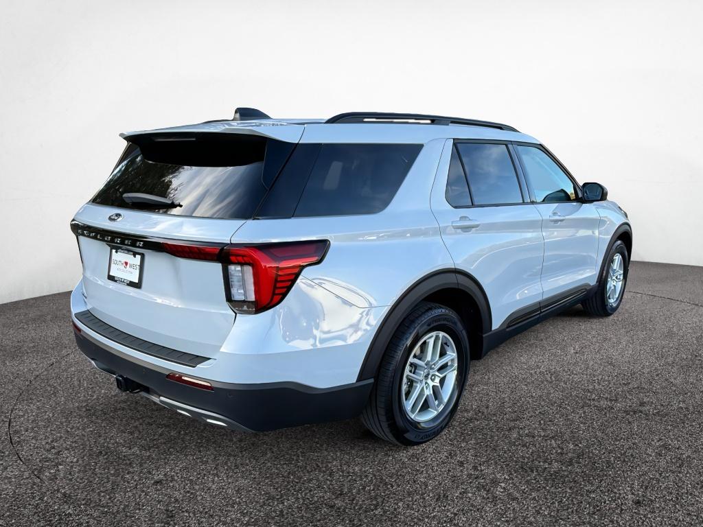 2026 Ford Explorer photo 3