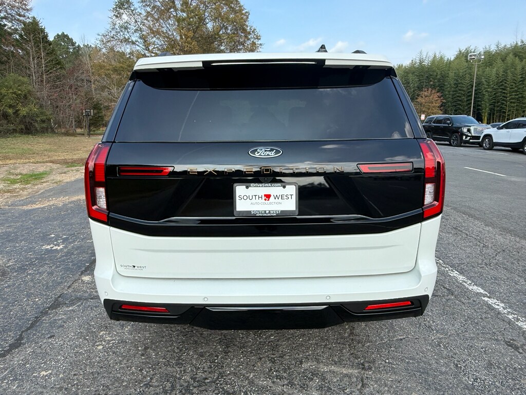 2025 Ford Expedition photo 3