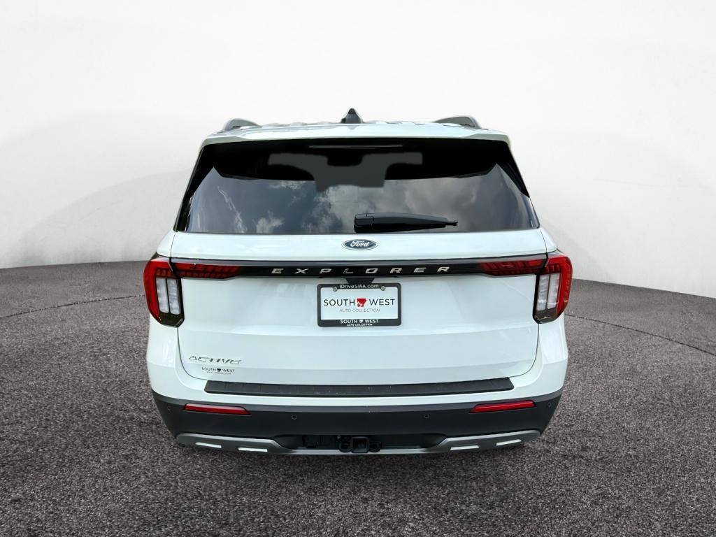 2025 Ford Explorer photo 3