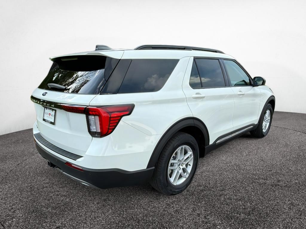2025 Ford Explorer photo 2