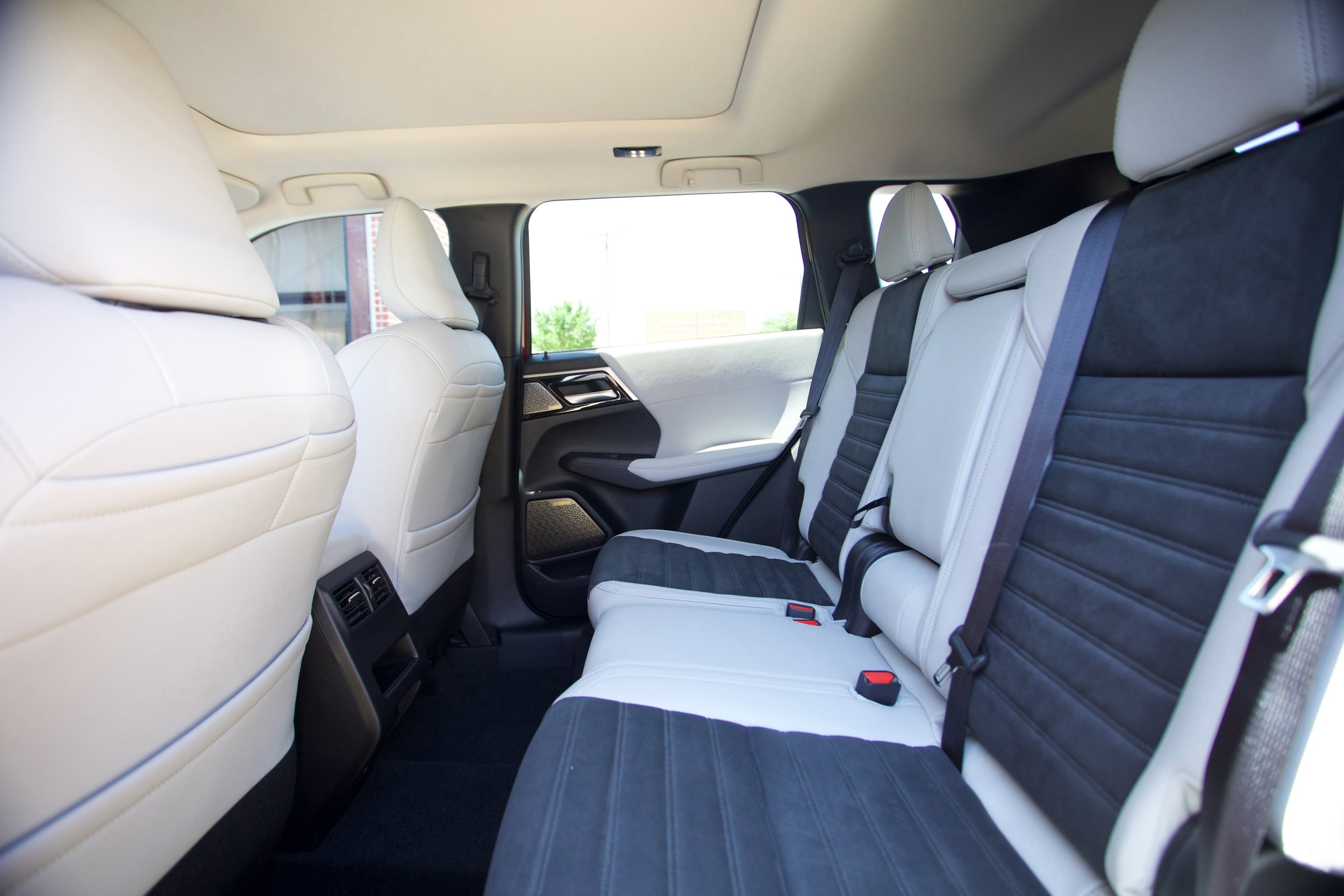2025 Mitsubishi Outlander SE - Photo 9