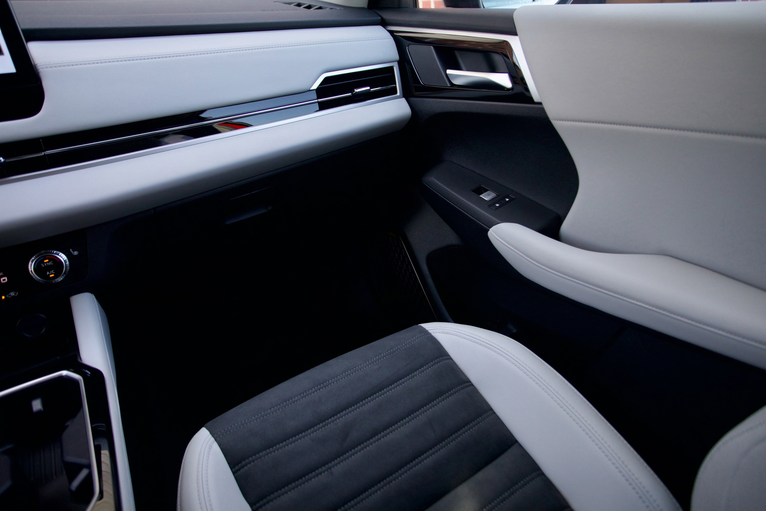 2025 Mitsubishi Outlander SE - Photo 26