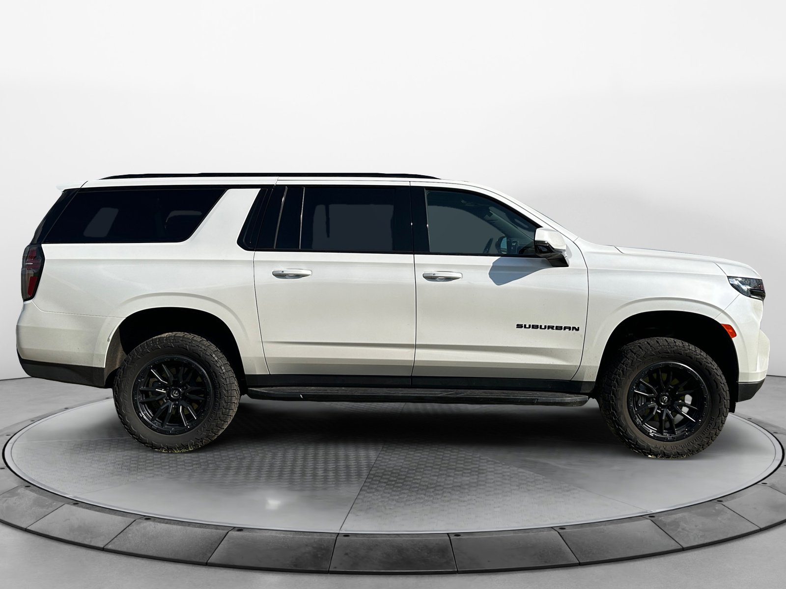 2023 Chevrolet Suburban RST photo 2