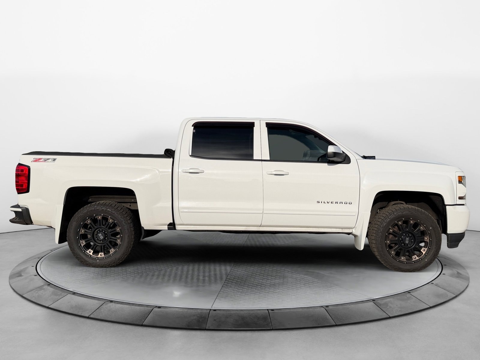 Used 2017 Chevrolet Silverado 1500 LT with VIN 3GCUKREC1HG335164 for sale in Bloomer, WI