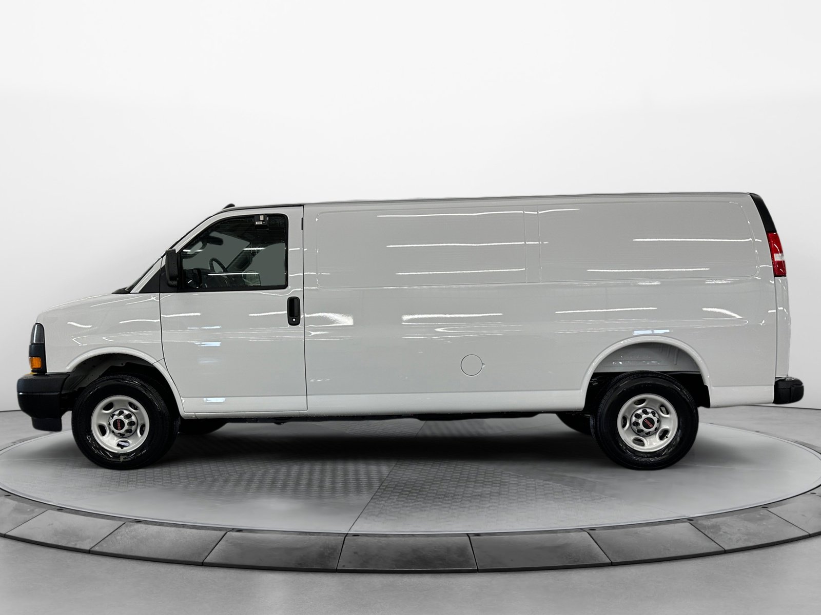 2025 Gmc Savana Cargo 3500 photo 3