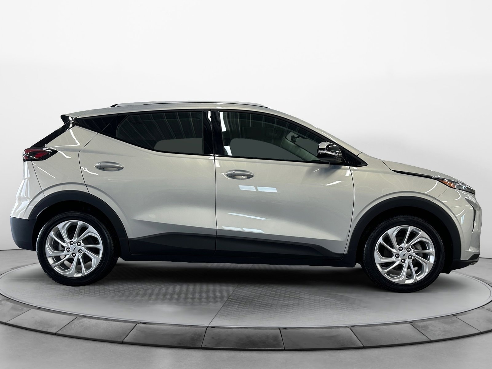 Used 2022 Chevrolet Bolt EUV LT with VIN 1G1FY6S04N4111839 for sale in Bloomer, WI