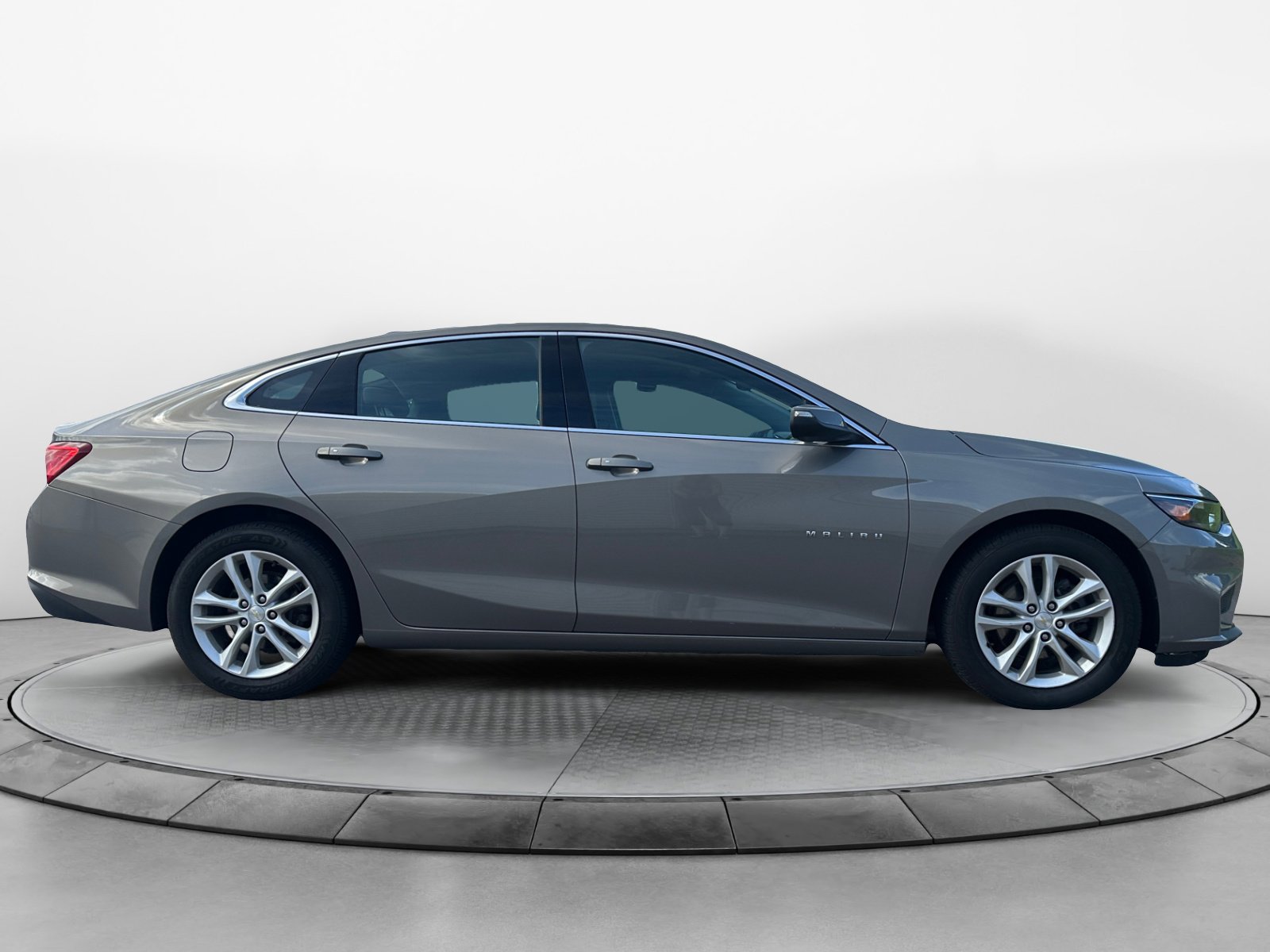 2018 Chevrolet Malibu 1LT photo 2