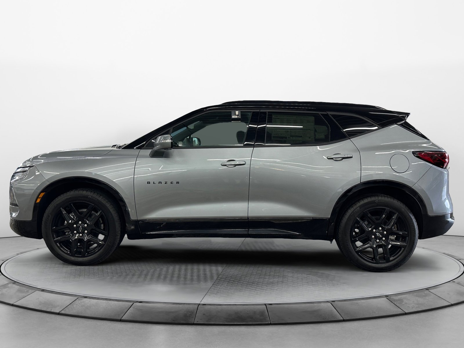 2025 Chevrolet Blazer RS photo 2