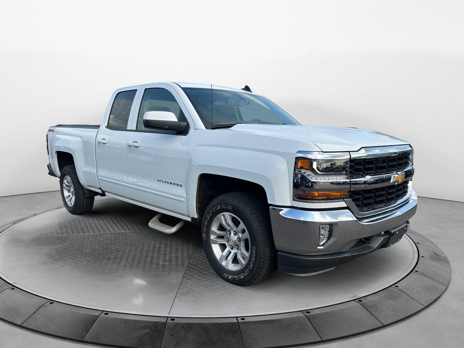 2017 Chevrolet Silverado 1500 LT photo 3