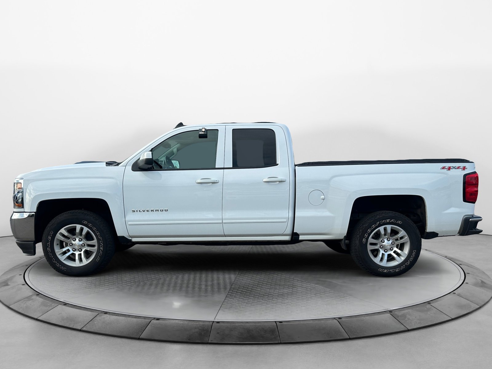 2017 Chevrolet Silverado 1500 LT photo 2