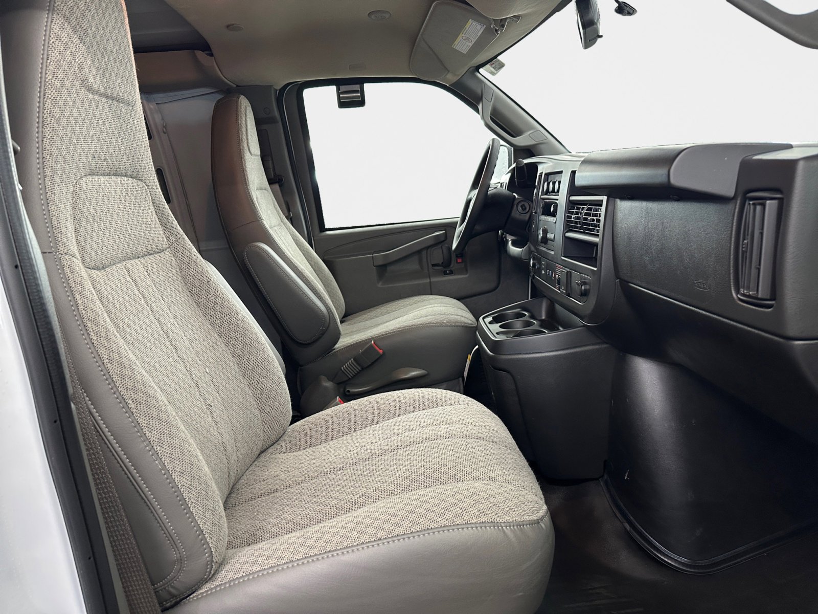 2025 GMC Savana Cargo Work Van - Photo 10