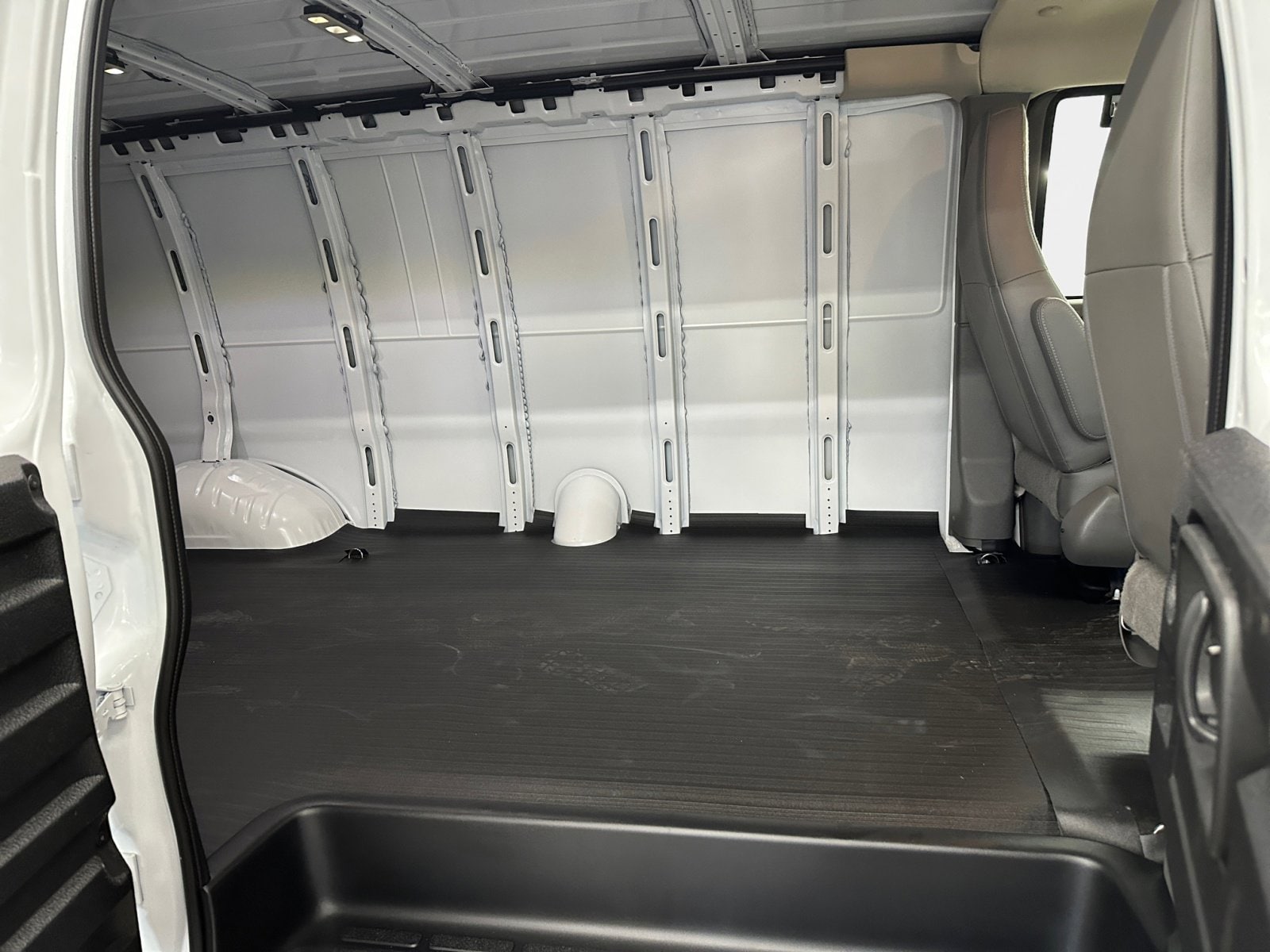 2025 GMC Savana Cargo Work Van - Photo 19