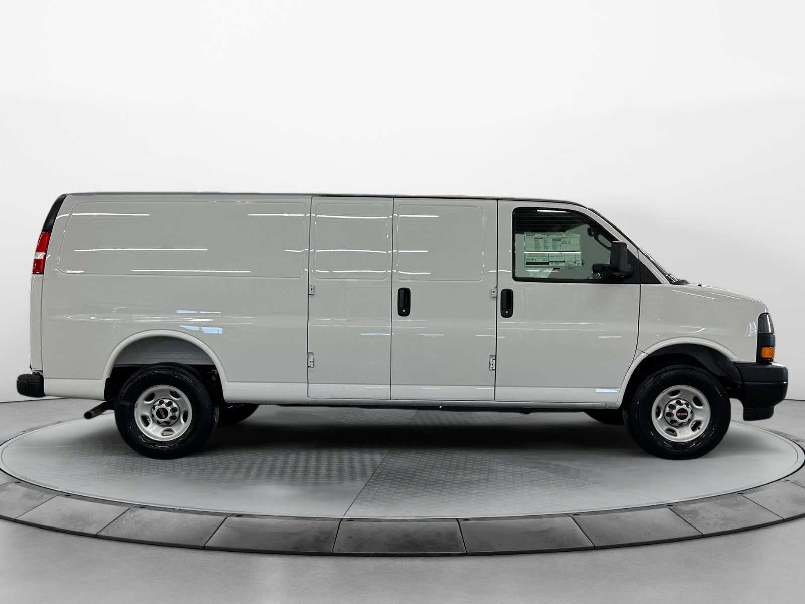 2025 Gmc Savana Cargo 3500 photo 2