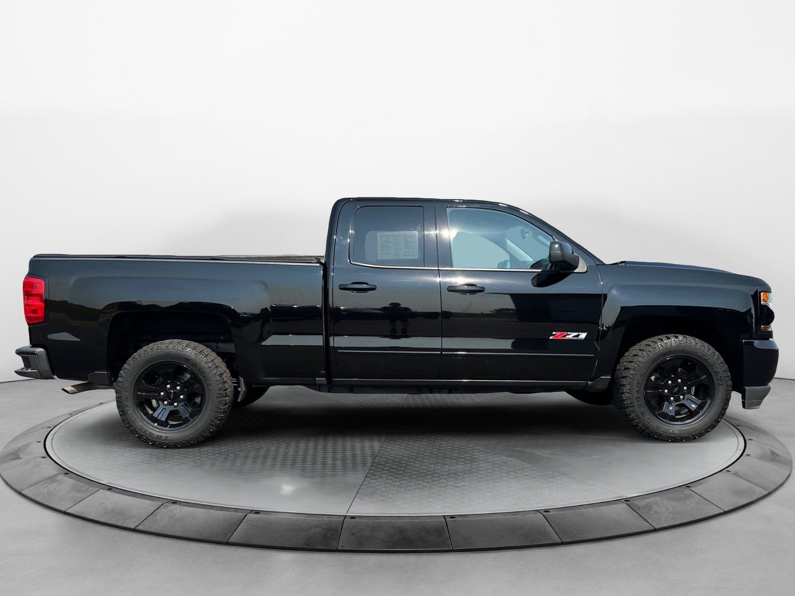 Used 2018 Chevrolet Silverado 1500 LT with VIN 2GCVKREC8J1106838 for sale in Bloomer, WI