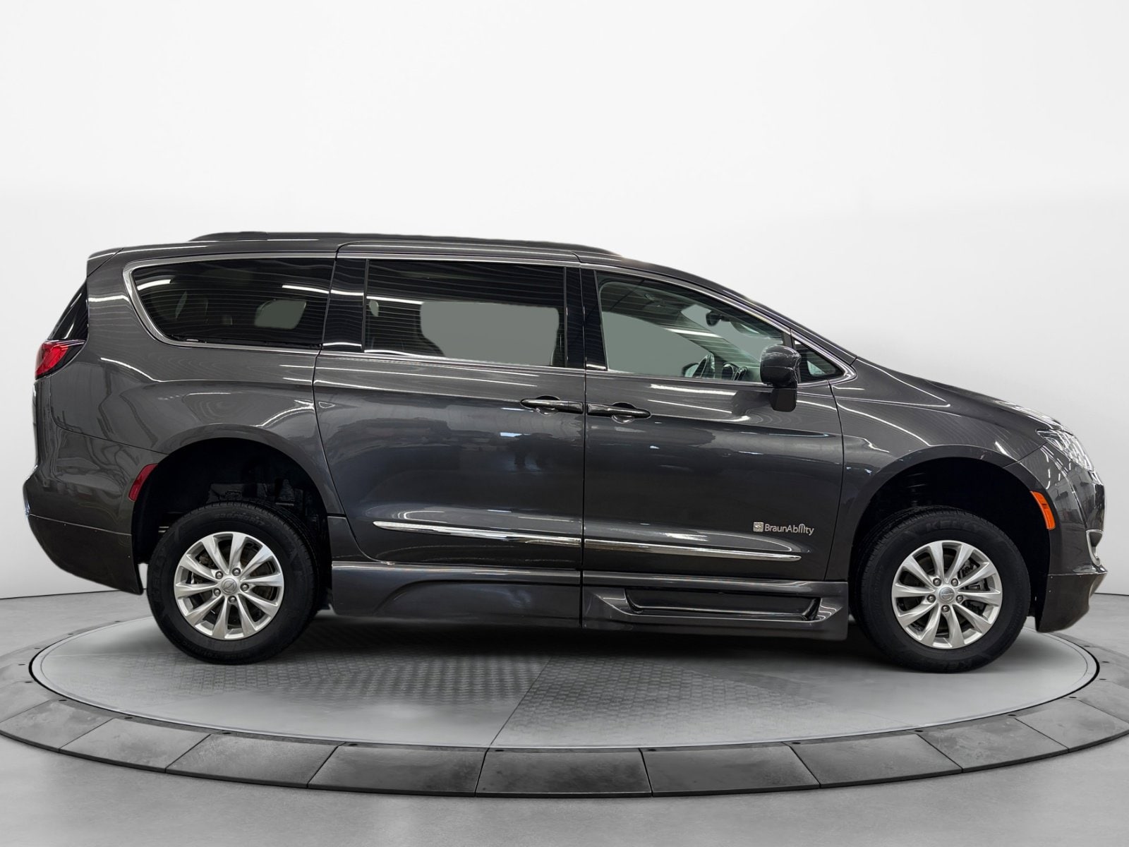 2017 Chrysler Pacifica Touring-L's photo