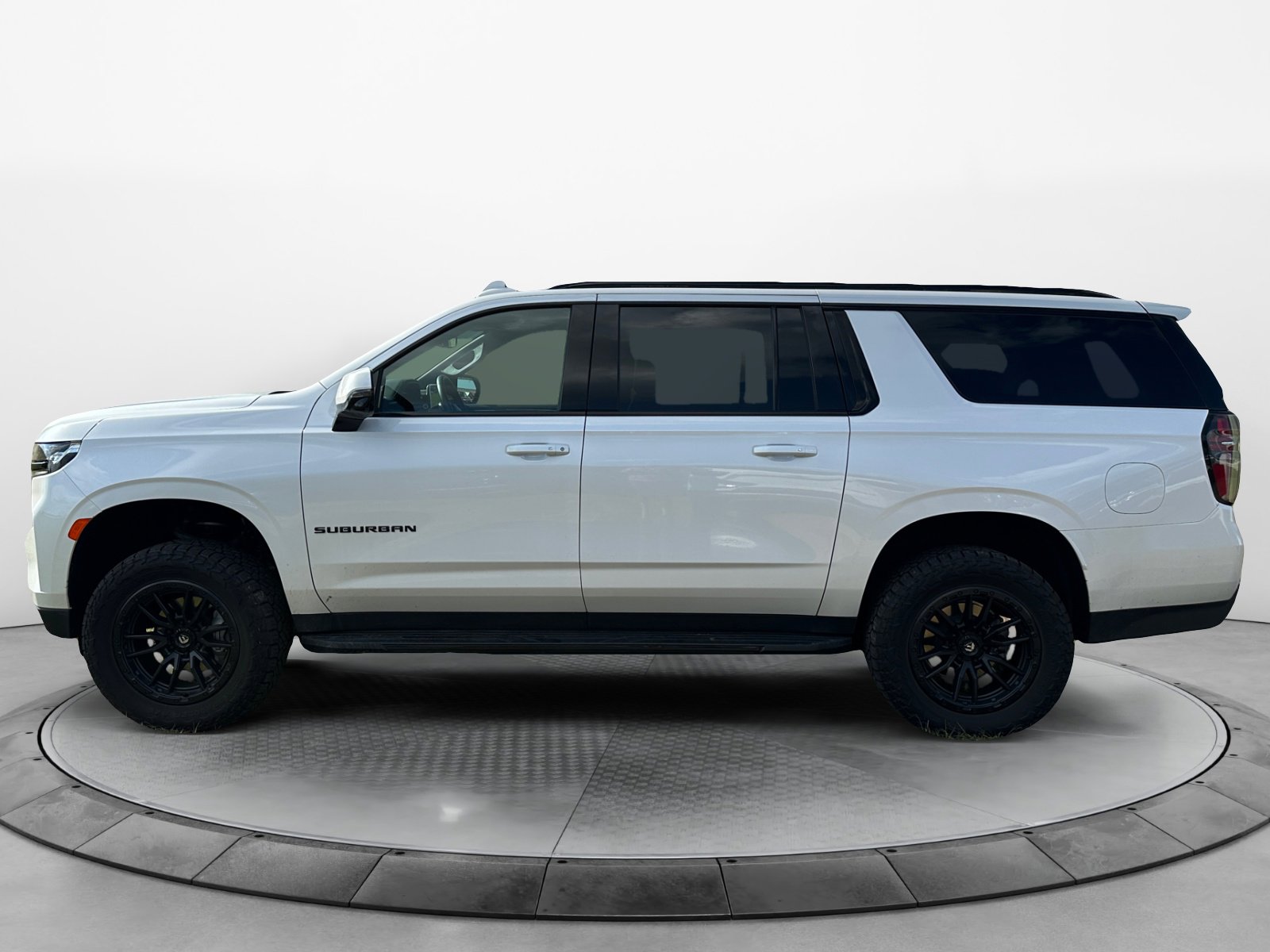 2023 Chevrolet Suburban RST photo 3