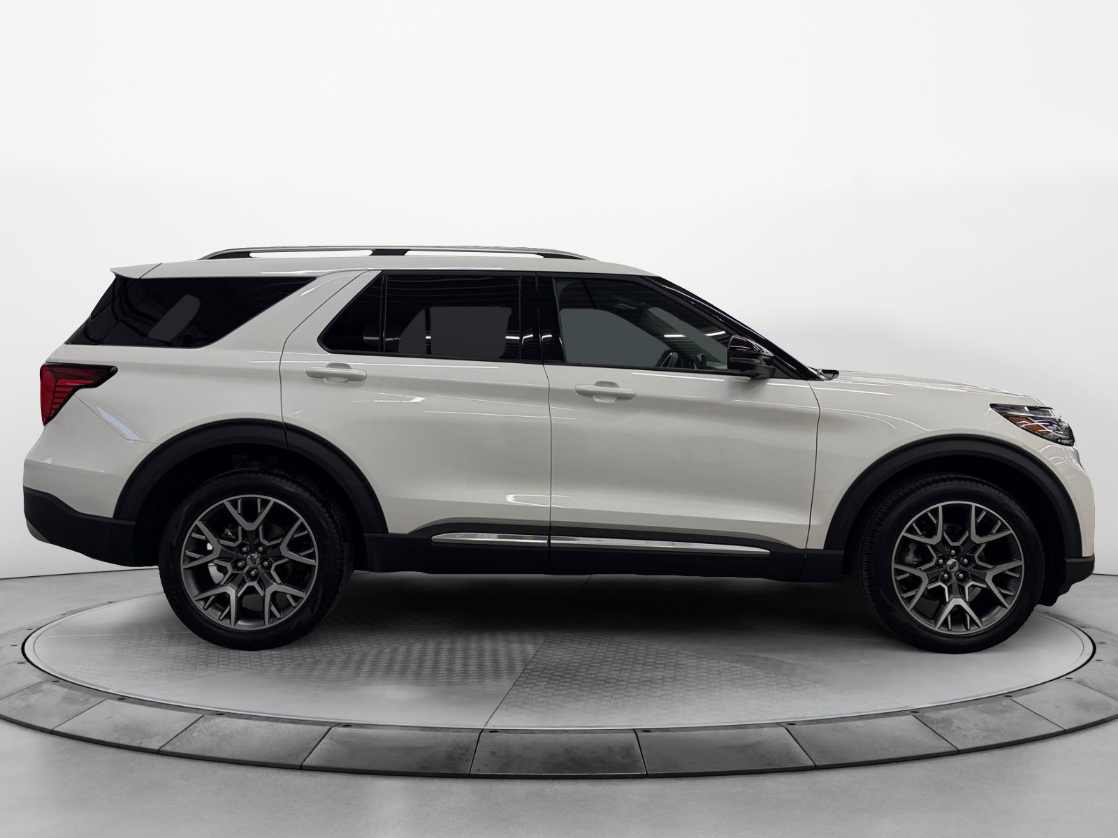 2025 Ford Explorer Platinum's photo