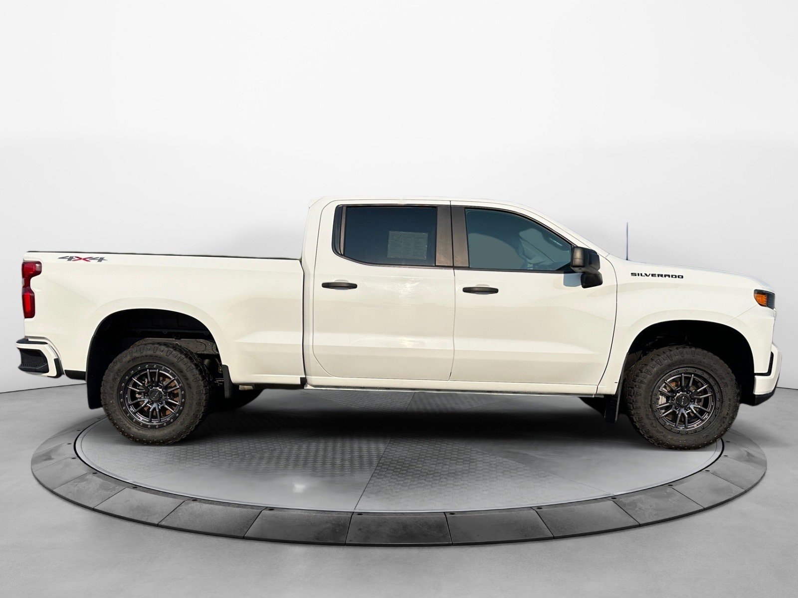 Used 2020 Chevrolet Silverado 1500 Custom with VIN 1GCUYBEF4LZ267998 for sale in Bloomer, WI