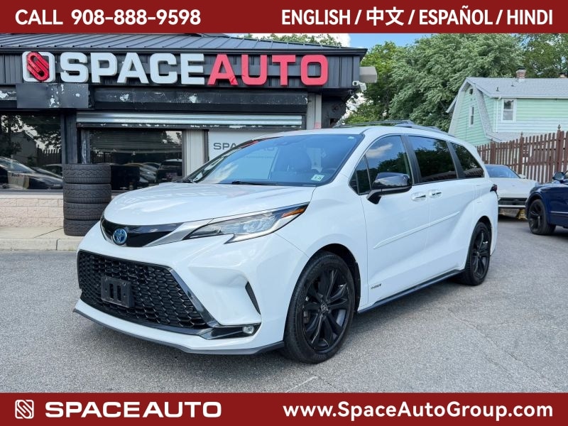 2021 Toyota Sienna XSE 7-Passenger Hybrid FWD's photo