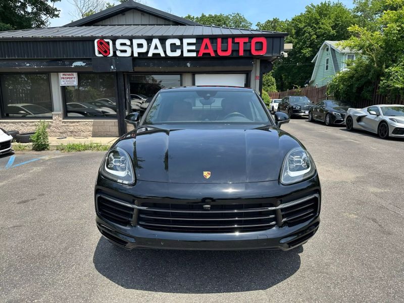 2022 Porsche Cayenne Coupe photo 2