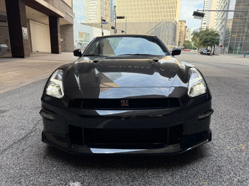 2024 Nissan GT-R Premium photo 2