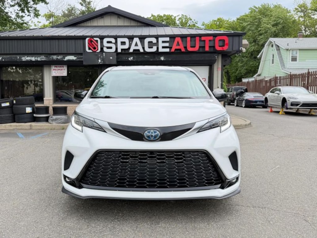 Used 2021 Toyota Sienna XSE Minivan 4D Passenger